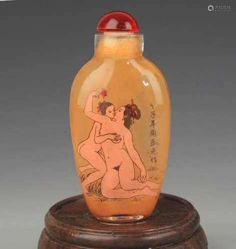 A CHARACTER PAINTED GLASS SNUFF BOTTLE