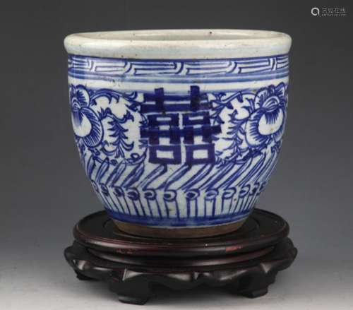 A FINELY PAINTED BLUE AND WHITE PORCELAIN JAR