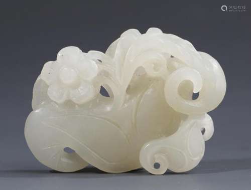 A HOLLOW CARVED FLOWER SHAPED WHITE JADE PENDANT