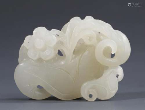A HOLLOW CARVED FLOWER SHAPED WHITE JADE PENDANT