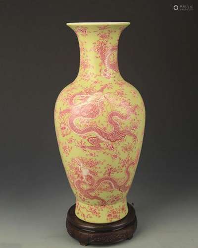 A FINE DRAGON PAINTED PORCELAIN VASE