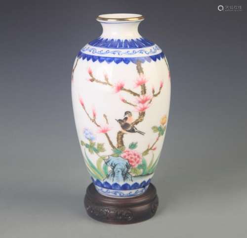 BLUE AND WHITE FAMILLE ROSE FLOWER PATTERN VASE