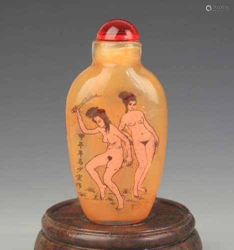 A CHARACTER PAINTED GLASS SNUFF BOTTLE