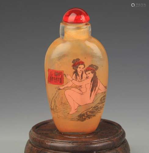 A CHARACTER PAINTED GLASS SNUFF BOTTLE