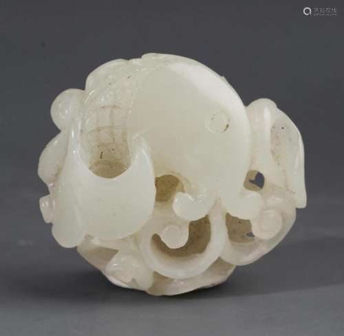 A FINELY FISH CARVING GREENISH WHITE JADE PENDANT