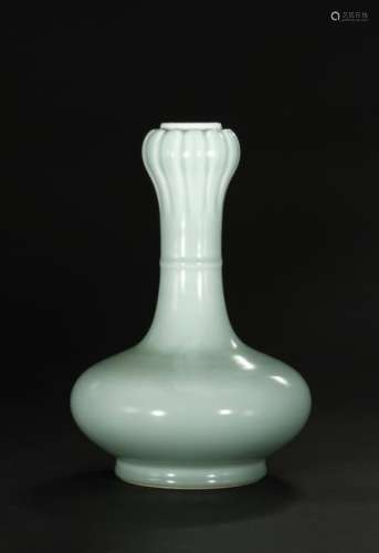 Chinese Fine Celadon Garlic-Head Vase, Chien-Lung