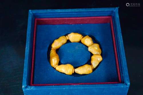 A TIANHUANG STONE STRING BRACELET