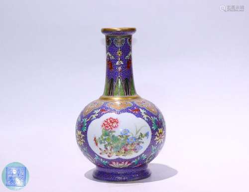 A GILDED FAMILLE ROSE FLORAL PATTERN BOTTLE