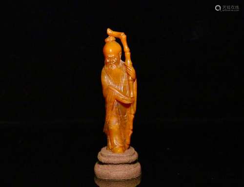 A TIANHUANG STONE CARVED FIGURE SHAPED PENDANT