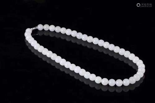 A HETIAN JADE BEADS STRING NECKLACE