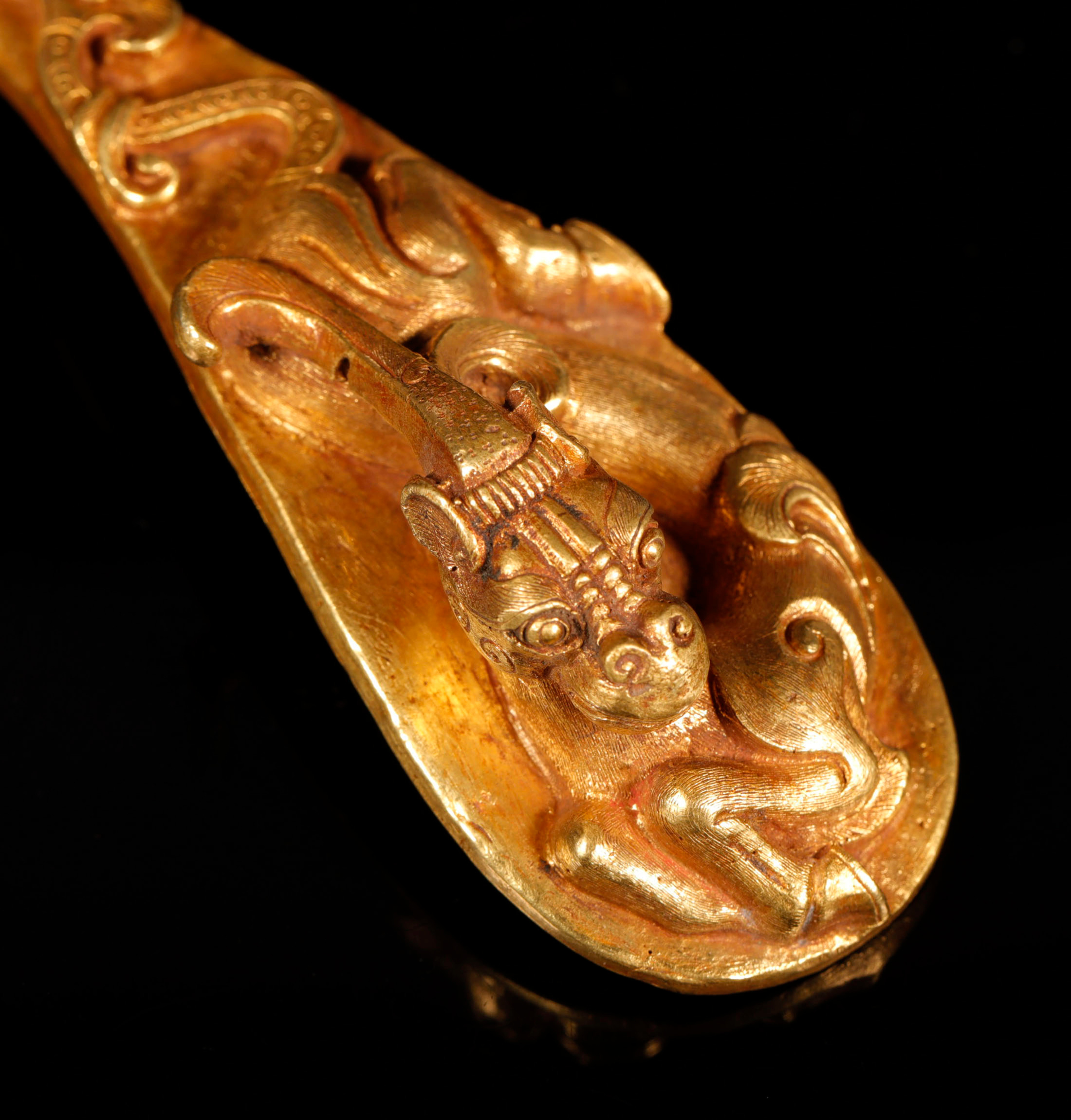 汉代铜鎏金带钩图片