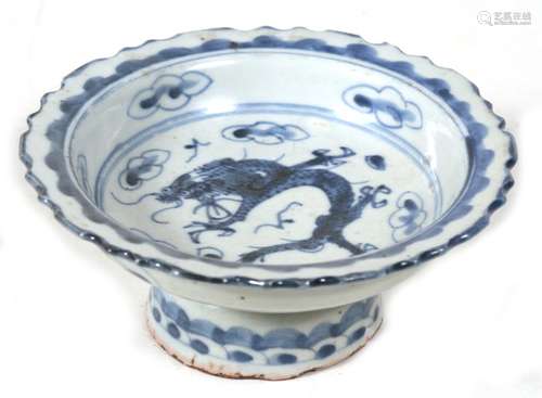 A Chinese blue & white footed bowl decorated with a dragon amongst clouds, 12.5cms (5ins) diameter.