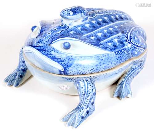 A Chinese Export blue & white tureen in the shape of a frog with baby frog finial, 27cms (10.5ins)