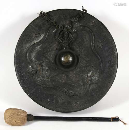 Chinese bronze gong decorated in relief three dragons, 45cm (17.75 ins) diameter