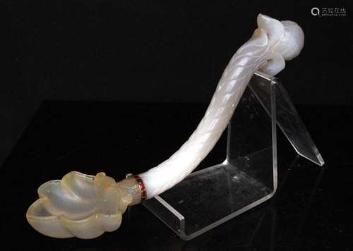 An Indo-Persian carved agate / jade spoon with leaf shaped bowl, 20cms (8ins) long.Condition