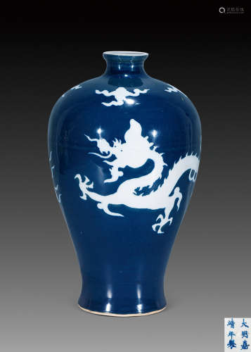 17世纪 蓝地白龙梅瓶