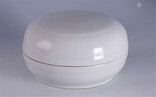 A WHITE PORCELAIN FRUIT CONTAINER