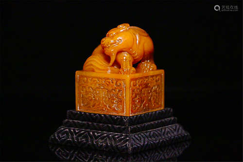 17-19TH CENTURY, A BEAST DESIGN FIELD YELLOW STONE SEAL, QING DYNASTY