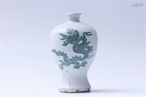 A DRAGON PATTERN GREEN COLOUR PLUM VASE