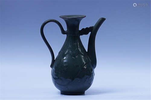 A LONGQUAN KILN FLORAL PATTERN FLAGON