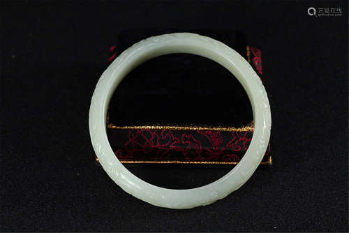 17-19TH CENTURY, A DRAGON PATTERN HETIAN JADE ARMLET, QING DYNASTY