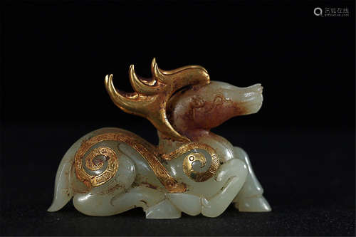 17-19TH CENTURY, A GOLD INLAY HETIAN JADE DEER ORNAMENT, QING DYNASTY