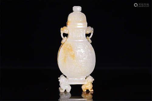 17-19TH CENTURY, A DOUBLE EARING HETIAN JADE VASE, QING DYNASTY