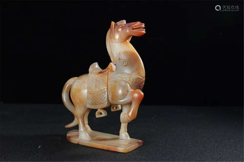 AN AGATE CARVED HORSE ORNAMENT