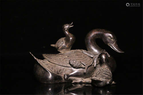 AN OLD TIBETAN BRONZE DUCK DESIGN ORNAMENT