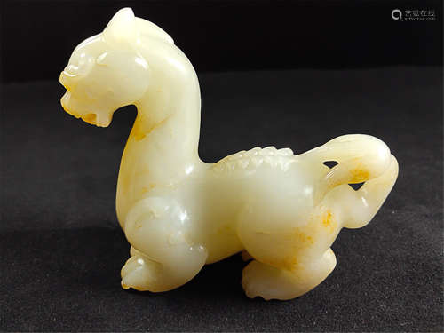 17-19TH CENTURY, A HETIAN JADE CARVED AUSPICIOUS ANIMAL HAND PIECE,QING DYNASTY