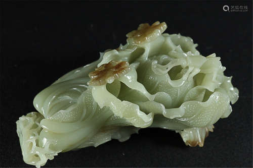 17-19TH CENTURY, A CARVED HETIAN JADE CHINESE CABBAGE, QING DYNASTY