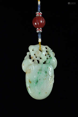 AN OLD TIBETAN JADEITE PENDANT