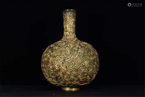 17-19TH CENTURY, A GILT BRONZE DRAGON PATTERN GLOBULAR BOTTLE, QING DYNASTY