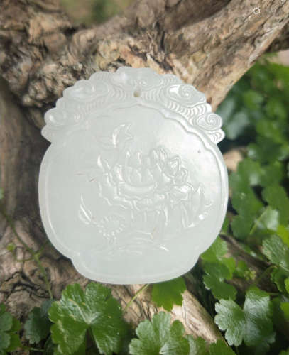 A HETIAN JADE CARVED FLORAL PATTERN PENDANT