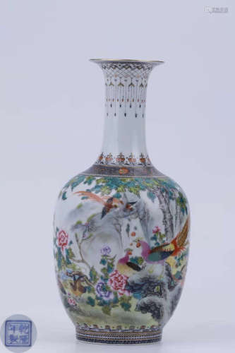 A FAMILLE ROSE GILDED BIRD AND FLORAL PATTERN VASE