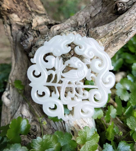 A HETIAN WHITE JADE CARVED DRAGON PATTERN PENDANT