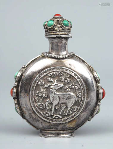 A SILVER CASTED SIKA DEER PATTERN SNUFF BOTTLE