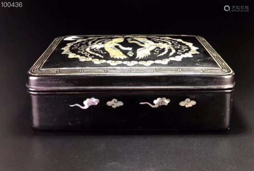 A WOOD CARVED BLACK LACQUER SHELL DECORTATED BOX