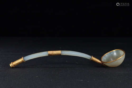 AN AGATE CARVED GILT SILVER SPOON