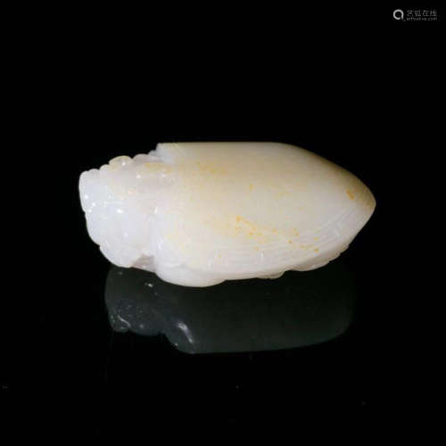 A HETIAN WHITE JADE CARVED TURTLE SHAPED PENDANT