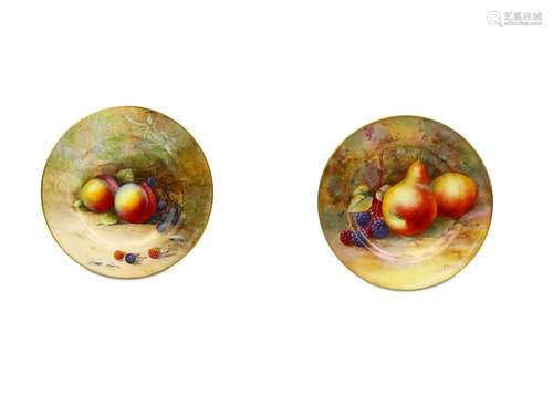 A PAIR OF ROYAL WORCESTER FRUIT PAINTED PLATES