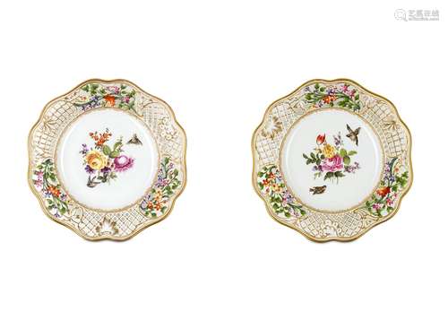 A PAIR OF DRESDEN PORCELAIN CABINET PLATES