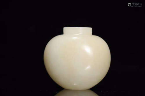 A HETIAN JADE SNUFF BOTTLE