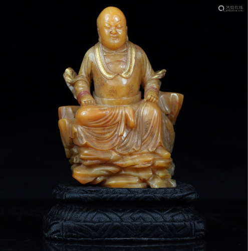 17-19TH CENTURY, AN ARHAT DESIGN FIELD YELLOW STONE STATUE, QING DYNASTY