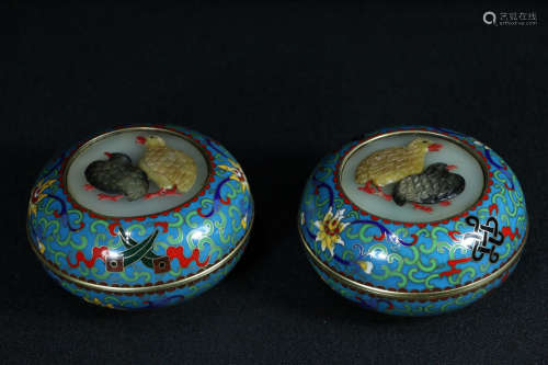A PAIR OF DOUBLE-CHICK PATTERN CLOISONNE COVERED BOXES WITH TREASURE