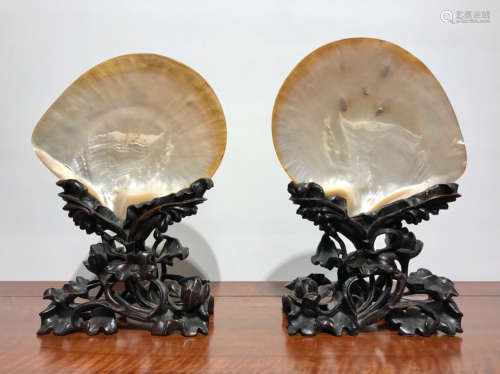 17-19TH CENTURY, A PAIR OF TRIDACNA ORNAMANTS, QING DYNASTY