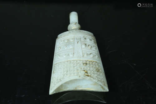 17-19TH CENTURY, A CHIME DESIGN HETIAN JADE HANDPIECE, QING DYNASTY