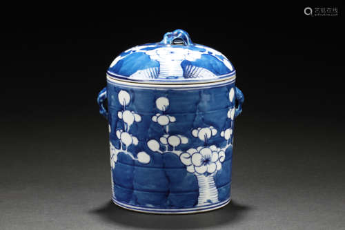 A RARE KANGXI BLUE-&-WHITE COVERED JAR DEPICTING A FULL BLOSSOMING PLUM TREE STANDING BY A BRICK WALL IN BOLD STROKES