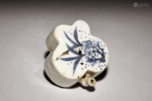 SMALL BLUE AND WHITE 'FLOWERS' VESSEL