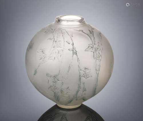 A 'Grande Boule Lierre' vase, designed in 1919 René Lalique (French, 1860-1945)